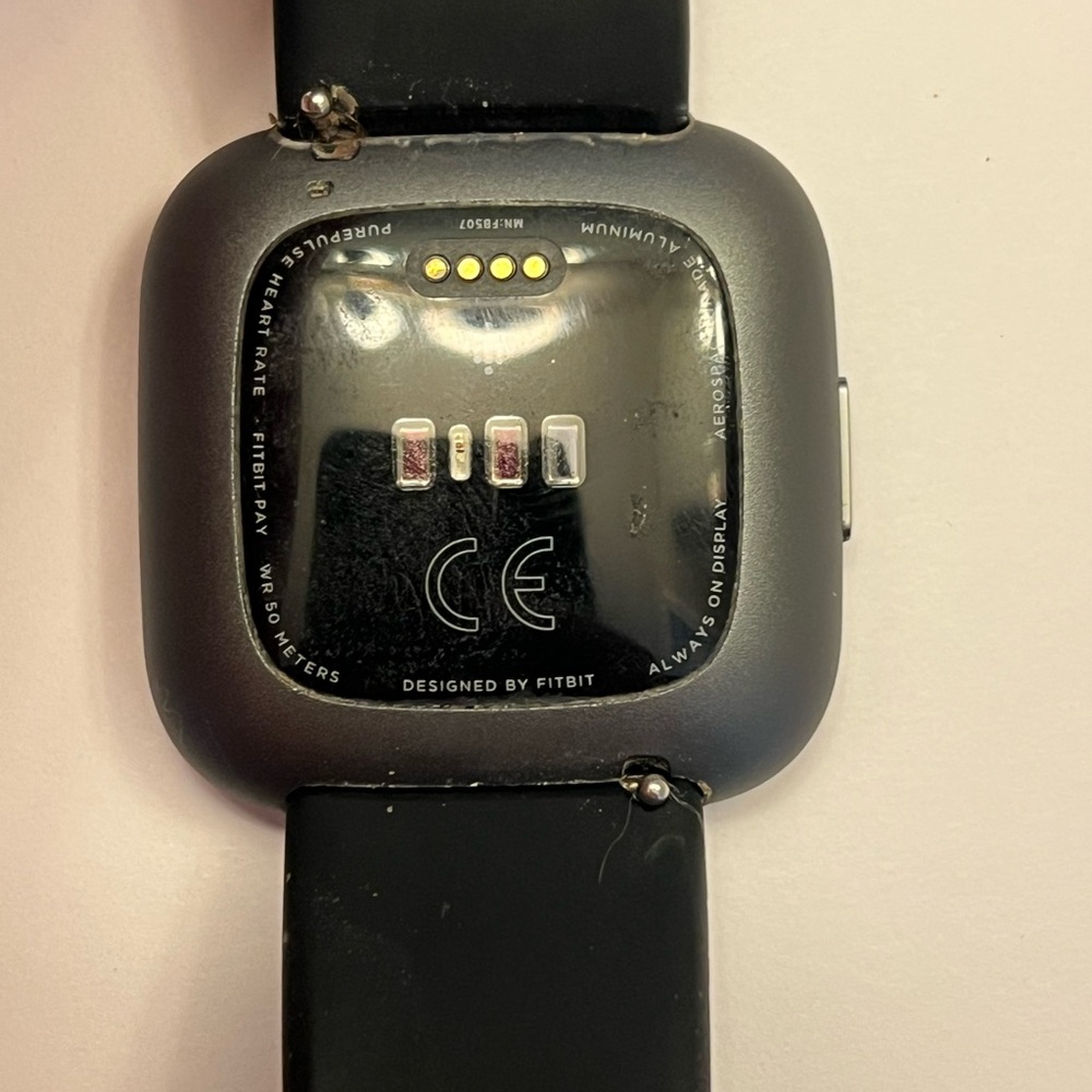 Fitbit Versa 2 (tested, Charger included) - Picture 5 of 6